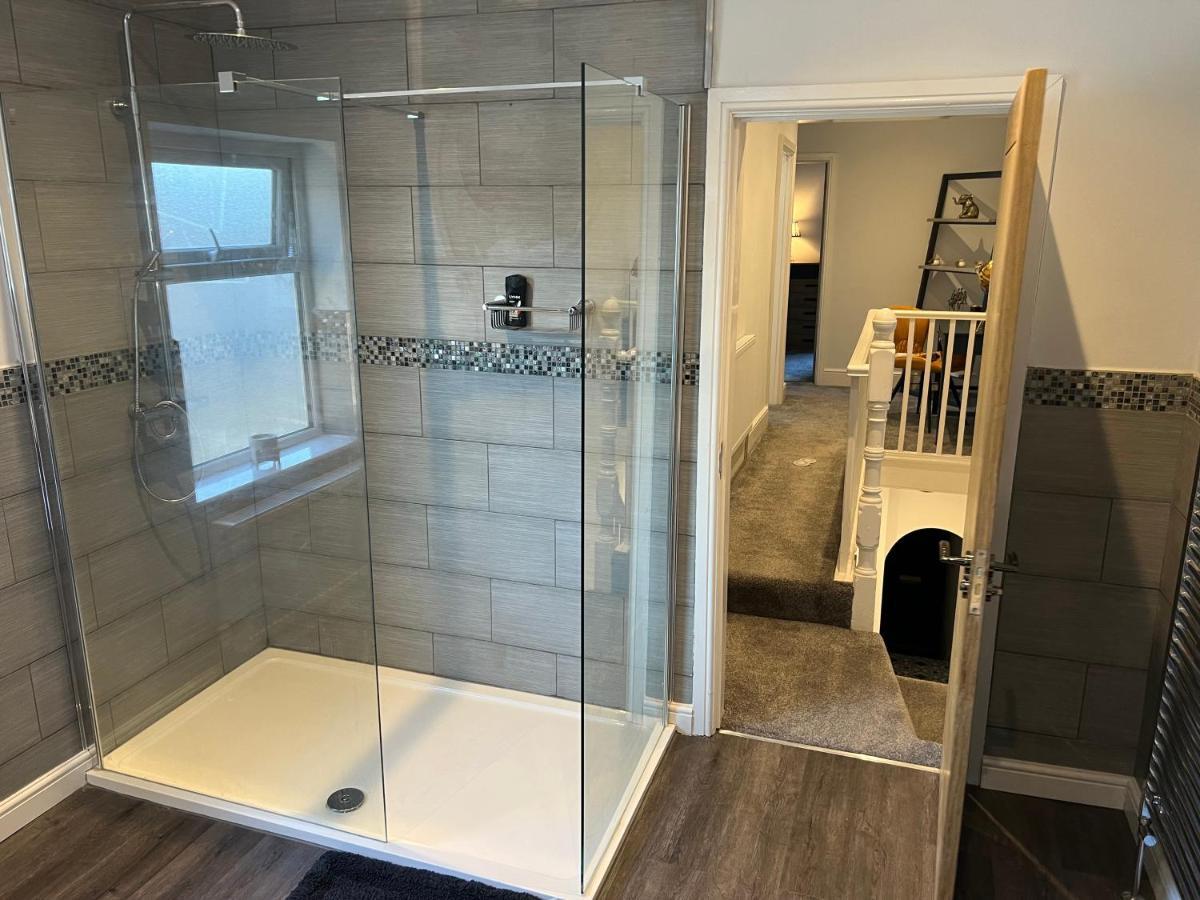 Luxury 2 Bed Great Location Apartment *